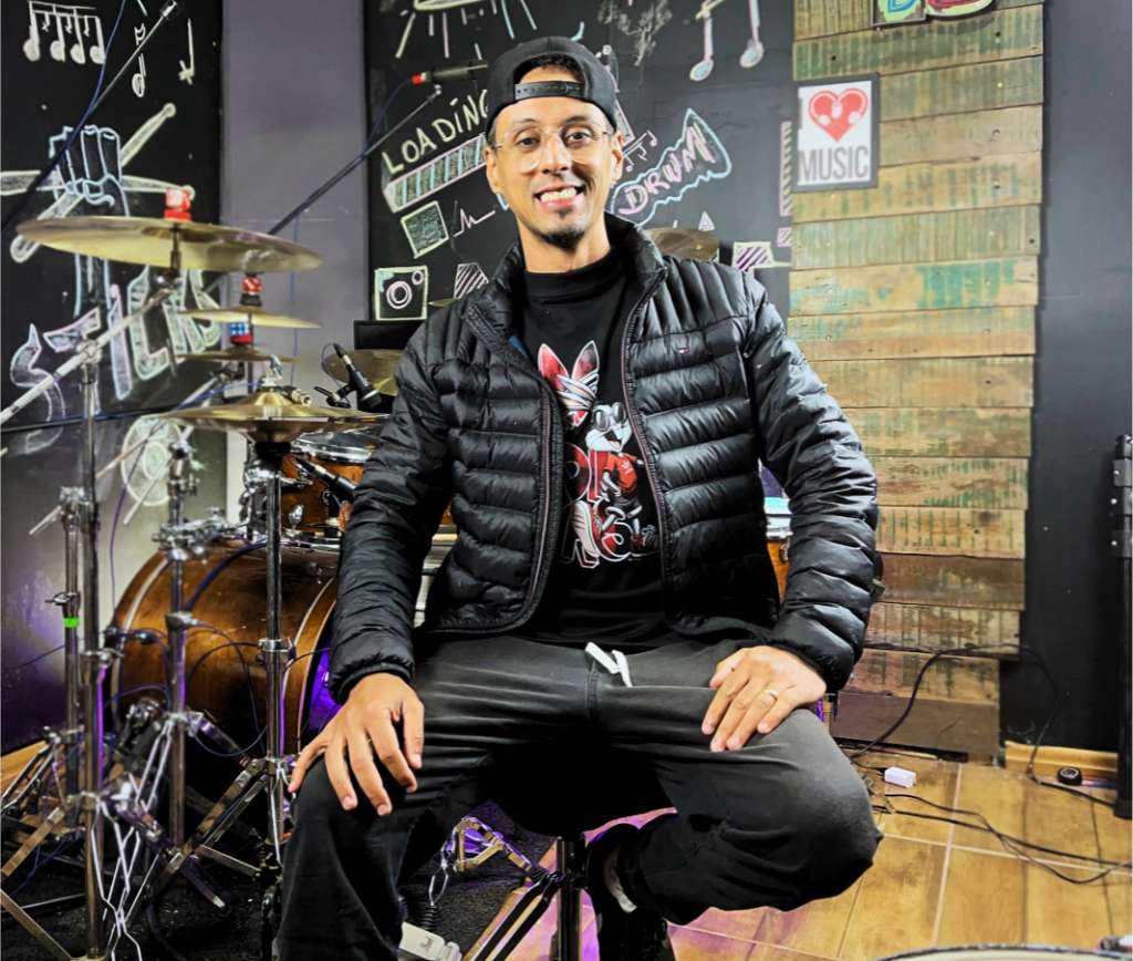 Chikito Borges ao lado de sua bateria